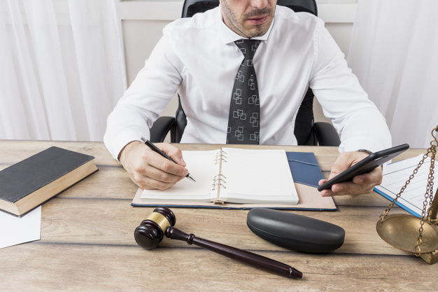 ما هي وظيفة المستشار القانوني؟ كيف تصبح مستشار قانوني؟